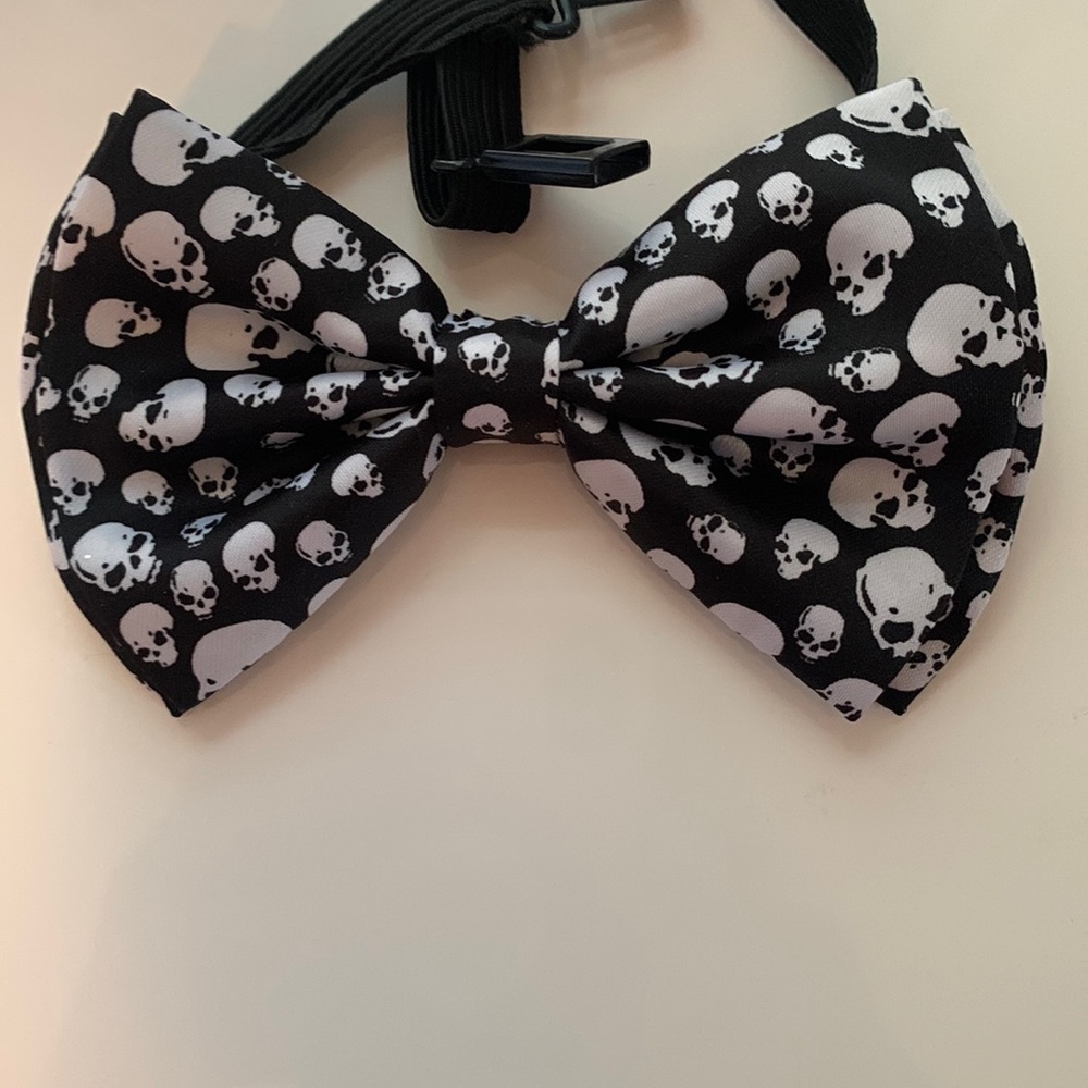 Skull bow tie